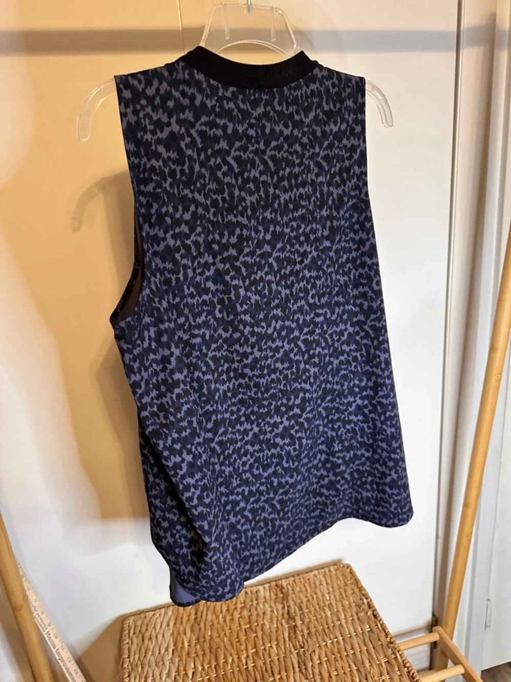 Athleta Navy and Dark Blue Printed Athletic Tank size XL - Picture 9 of 13